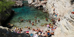 Face à l’afflux de baigneurs, les calanques de Marseille veulent mettre fin au libre accès