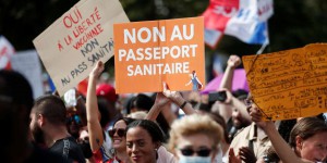 A Paris, au cœur des défilés, la colère contre le passe sanitaire, la haine contre Emmanuel Macron