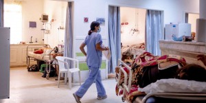 En Tunisie, le personnel soignant, épuisé par la virulence de la crise sanitaire, a « la boule au ventre »