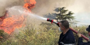 Algérie : des incendies continuent de ravager le nord du pays, le bilan s’alourdit