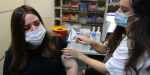 Covid-19 : en Israël, l’âge pour recevoir une troisième dose de vaccin abaissé à 30 ans