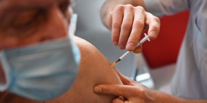 Covid-19 : La France encore en retard sur la vaccination des publics âgés