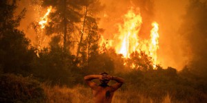 En Grèce, les pompiers continuent de lutter contre les incendies sur l’île d’Eubée