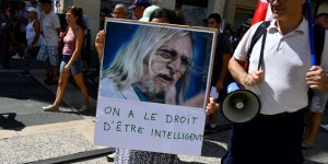 A Marseille, les anti-passe sanitaire disent leur soutien à Didier Raoult