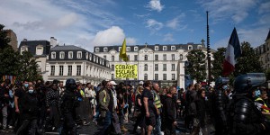 A Paris, les anti-passe sanitaire maintiennent leur mobilisation
