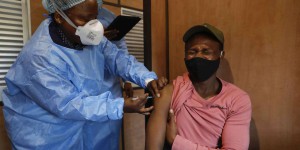 Covid-19 : l’agence de santé panafricaine dénonce les promesses creuses des pays riches en matière de vaccins