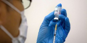 Vaccins Moderna au Japon : ce que l’on sait des particules étrangères trouvées dans les sérums de la firme américaine