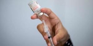Covid-19 : la Haute Autorité de santé recommande de ne pas utiliser le vaccin de Moderna pour les rappels, dans l’attente d’une décision européenne