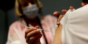 Covid-19 : la Haute Autorité de santé recommande une dose de rappel de vaccin aux professionnels chargés de personnes vulnérables