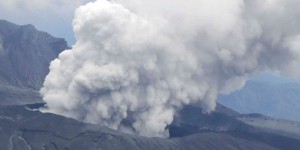Eruption spectaculaire du volcan Aso, l’un des plus surveillés du Japon