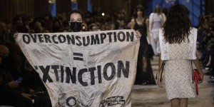 Des militants pour le climat font irruption dans le défilé Louis Vuitton de la Fashion Week à Paris