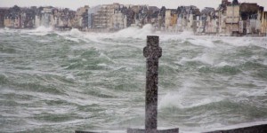 Tempête Aurore : 250 000 foyers privés d’électricité, les transports perturbés dans le Nord et l’Ouest