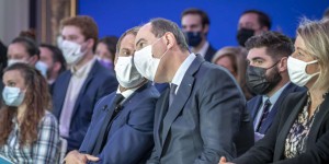 Covid-19 : Emmanuel Macron de nouveau sur le front sanitaire