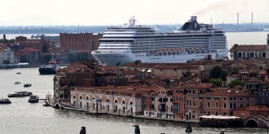 A Venise, des paquebots de croisière très encombrants