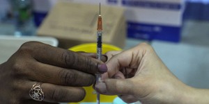 Covid-19 : « Aucun pays ne pourra se sortir de la pandémie à coups de doses de rappel », juge l’OMS