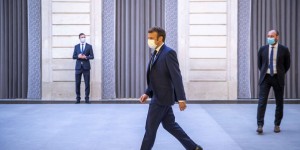 Face à Omicron, Emmanuel Macron s’accroche à sa stratégie vaccinale