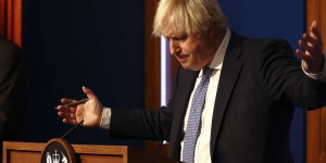 Le gouvernement britannique déclenche son « plan B » contre Omicron dans un climat de défiance