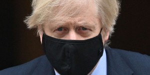 Au Royaume-Uni, une nouvelle photo de Boris Johnson dans une réunion festive en plein confinement fait polémique