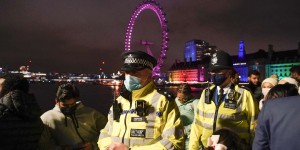 Covid-19 dans le monde : Londres appelle à « vivre avec » le virus, plus de 2 600 de vols annulés aux Etats-Unis