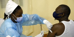 Covid-19 : au Rwanda, une politique de vaccination efficace mais controversée