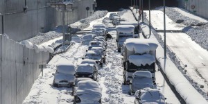 D’importantes chutes de neige paralysent Athènes et Istanbul