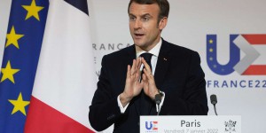 Emmanuel Macron confirme qu’il « assume totalement » ses propos sur les non-vaccinés