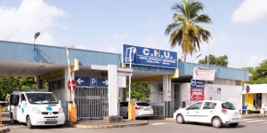 Guadeloupe : le CHU assiégé par des militants contre l’obligation vaccinale des soignants, son directeur exfiltré par la police