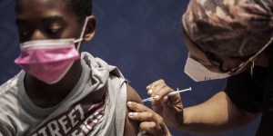 « La nécessité de vacciner 70 % de la population africaine contre le Covid-19 mérite débat »