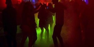 Covid-19 : les discothèques rouvrent mercredi en France, les concerts debout reprennent