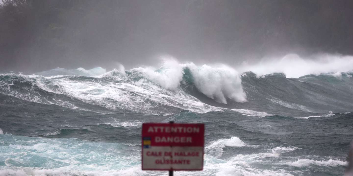 Cyclone Batsirai : douze blessés à la Réunion, où « le pire n’est pas passé », selon le préfet