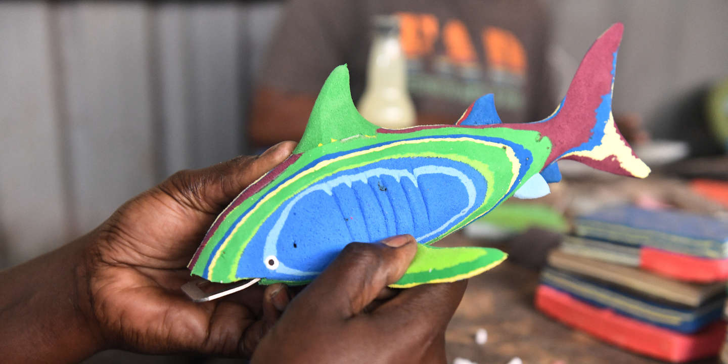 Au Kenya, une entreprise recycle les tongs abandonnées en sculptures et jouets colorés