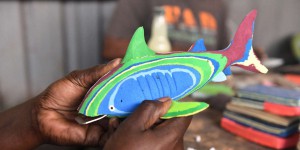 Au Kenya, une entreprise recycle les tongs abandonnées en sculptures et jouets colorés