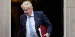 Fêtes à Downing Street : Boris Johnson présente ses excuses, mais refuse de démissionner