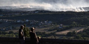 Ardèche : un incendie détruit plus de 900 hectares près d’Aubenas, 600 pompiers mobilisés