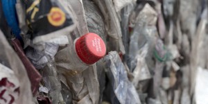 Sur Arte, « Coca-Cola, leader pollueur » interroge la responsabilité de l’entreprise dans la pollution plastique mondiale