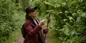 Dans la forêt de Glastonbury, la druidesse qui communie avec les arbres