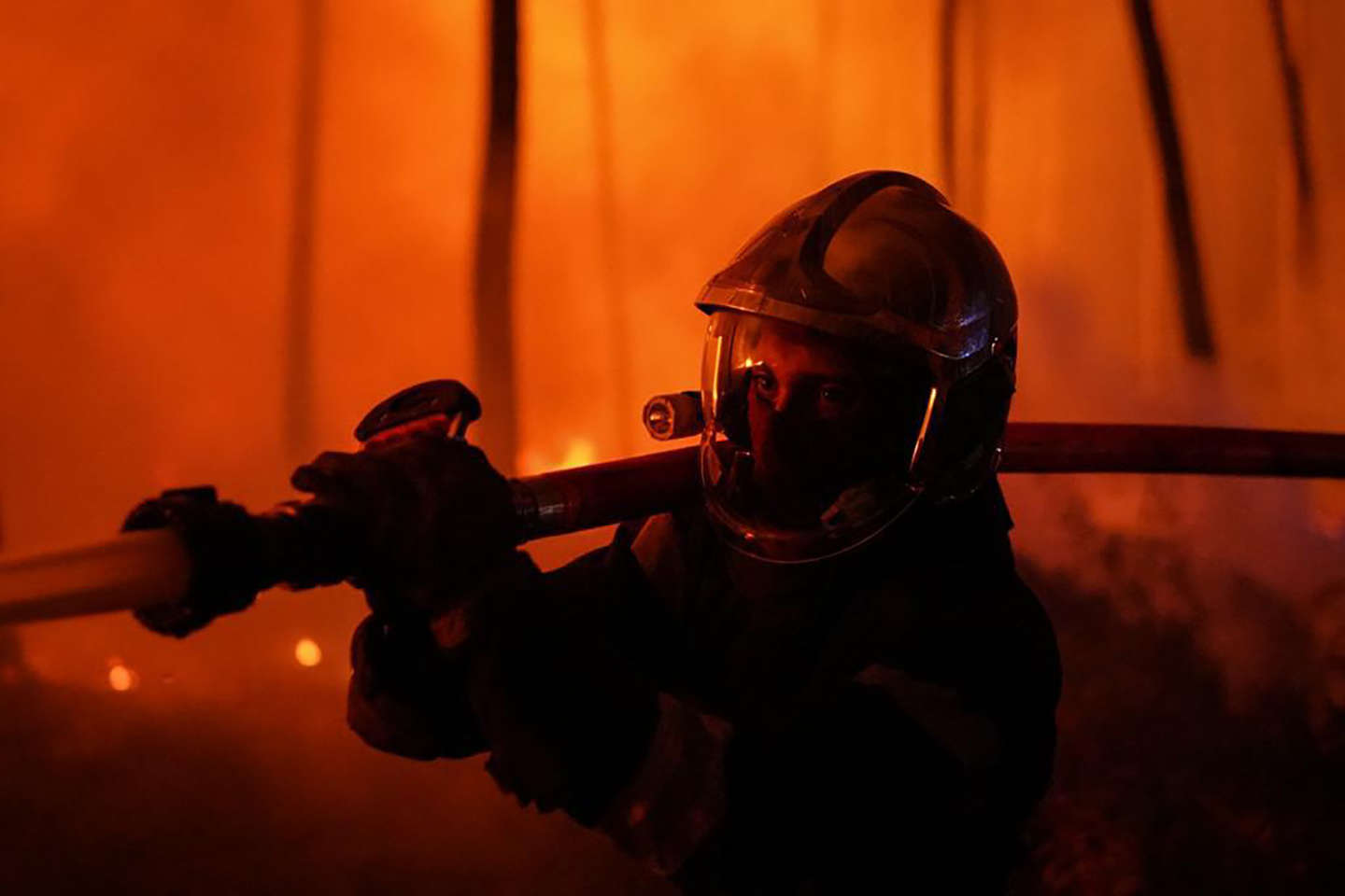 Incendie en Gironde : les premiers renforts européens arrivent auprès des pompiers français