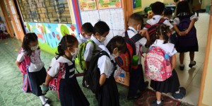 Aux Philippines, les élèves reprennent le chemin de l’école après plus de deux ans de fermeture