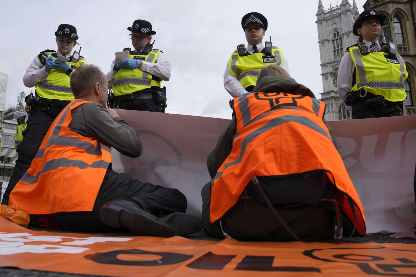 Des militants écologistes escaladent un pont près de Londres et bloquent la circulation