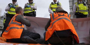 Des militants écologistes escaladent un pont près de Londres et bloquent la circulation