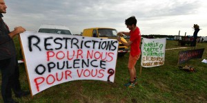 Dans les Deux-Sèvres, des milliers d’opposants pour « reboucher » une mégabassine d’eau, malgré l’interdiction