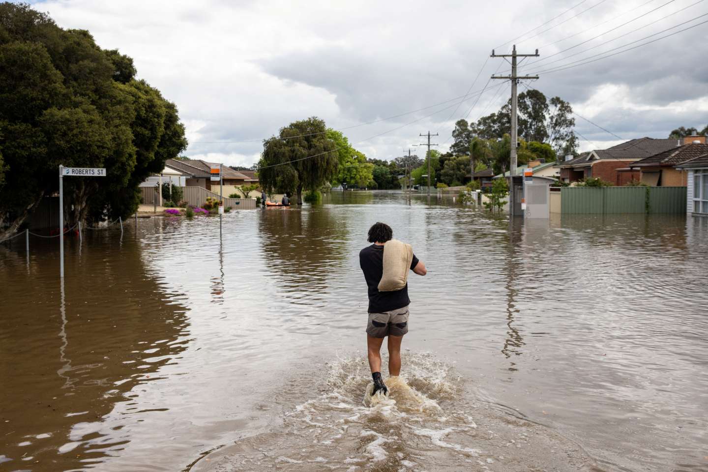 En Australie, des inondations contraignent des habitants à se réfugier sur les toits