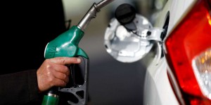 Alors que la ristourne sur le carburant baisse, l’Etat et les collectivités peinent à proposer des solutions face à la voiture