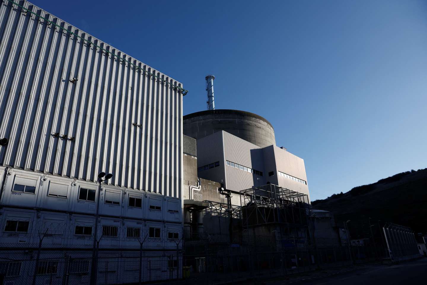 Energie nucléaire : « La sous-traitance permet aux exploitants de rendre invisible le travail humain exposé à la radioactivité et invisibilise ses conséquences sanitaires »