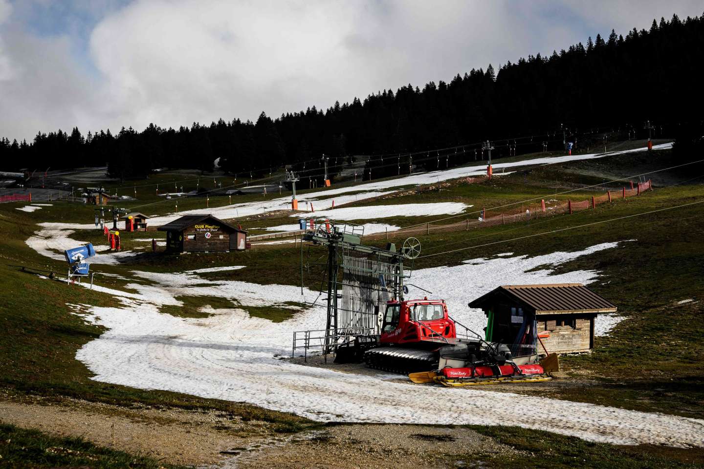 Beaucoup de pluie, peu de neige : début de saison difficile dans les stations de ski