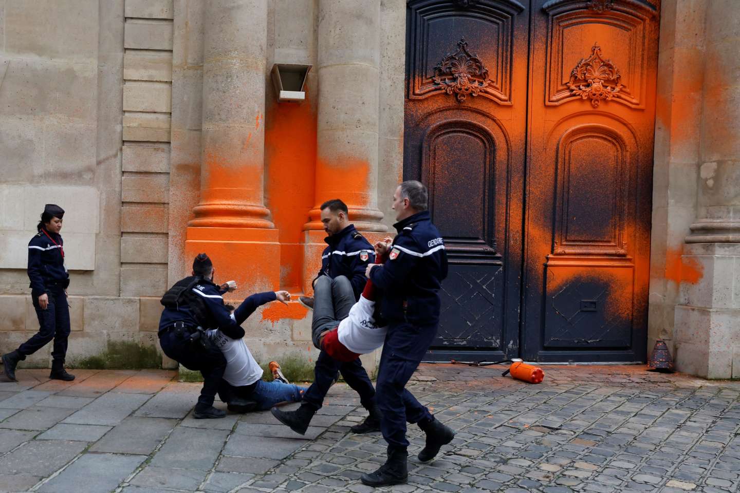 Le portail de Matignon aspergé de peinture orange par des militants écologistes qui dénoncent l’« inaction criminelle » du gouvernement