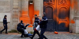 Le portail de Matignon aspergé de peinture orange par des militants écologistes qui dénoncent l’« inaction criminelle » du gouvernement