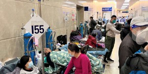 A Shanghaï, les hôpitaux submergés par la vague de Covid-19