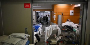 La triple épidémie reflue, mais les tensions persistent à l’hôpital