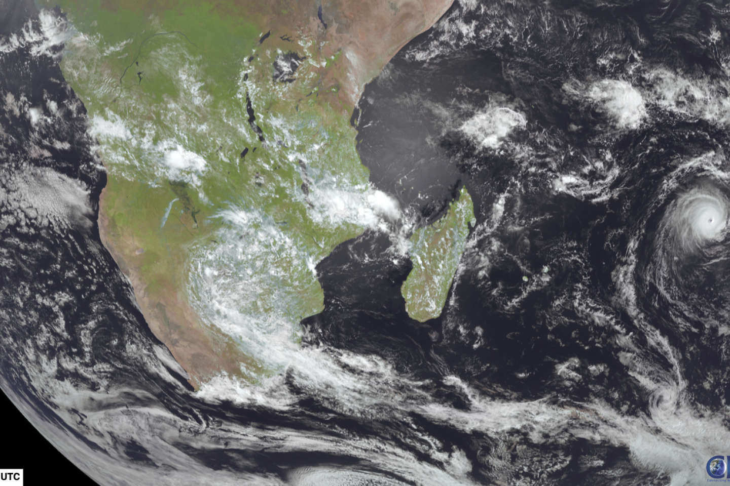 Menacée par un cyclone très intense, La Réunion placée en alerte orange dimanche soir